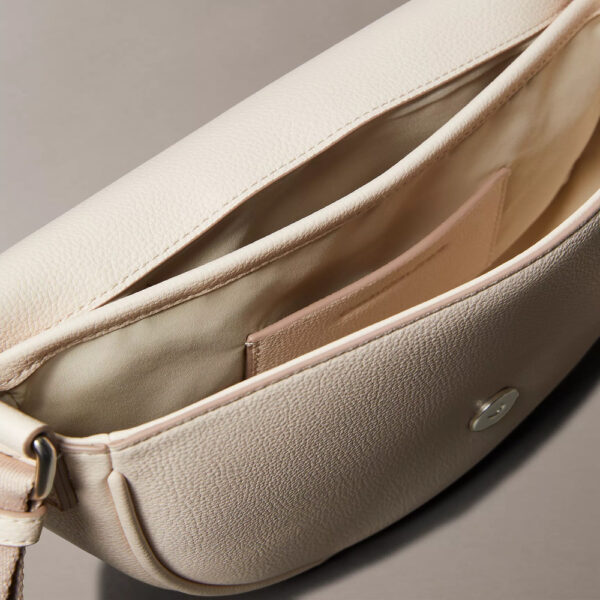 Calvin Klein All Day Saddle Bag - Imagen 10