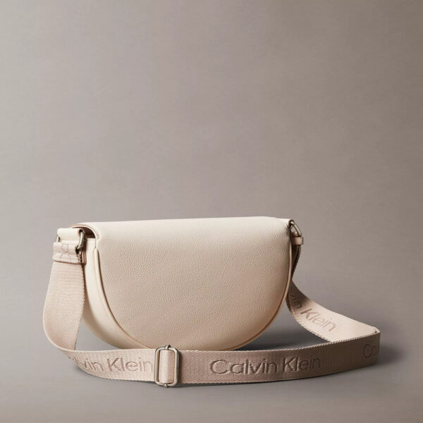 Calvin Klein All Day Saddle Bag - Imagen 11